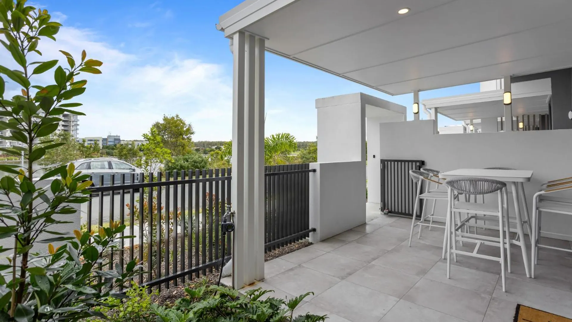 Lakeside 2-Bed With Private Patio & Secure Parking Villa Kawana Waters