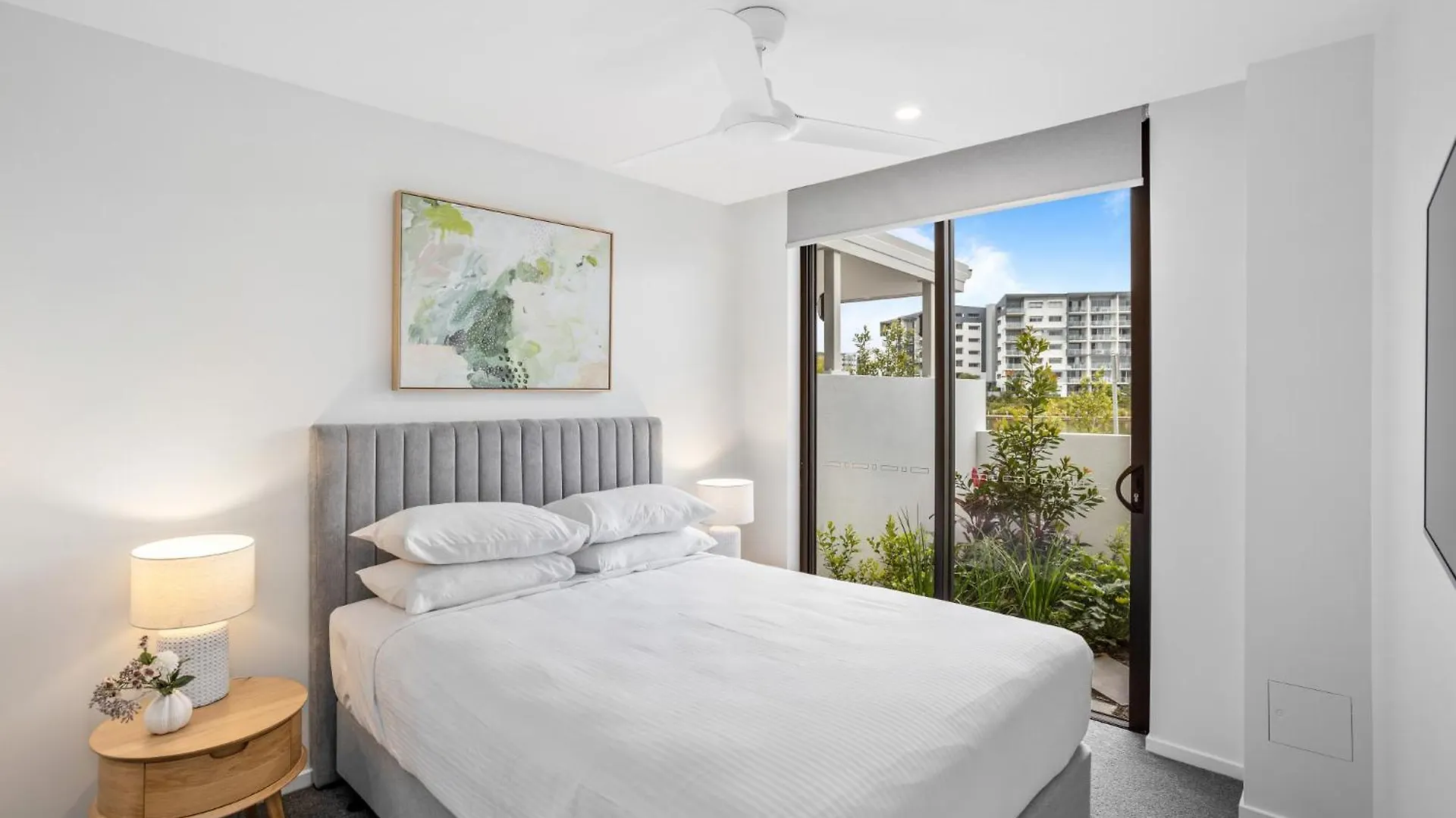 Holiday home Lakeside 2-Bed With Private Patio & Secure Parking Villa Kawana Waters Australia