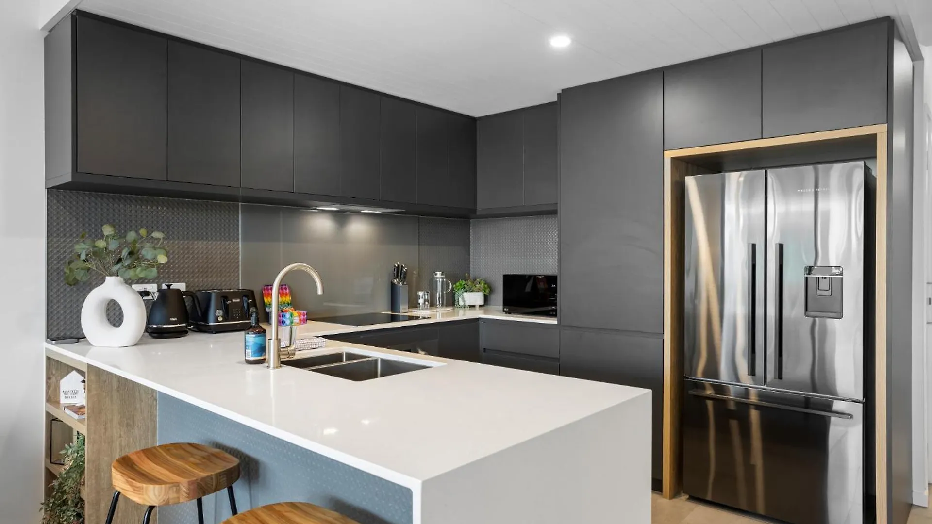 Lakeside 2-Bed With Private Patio & Secure Parking Villa Kawana Waters