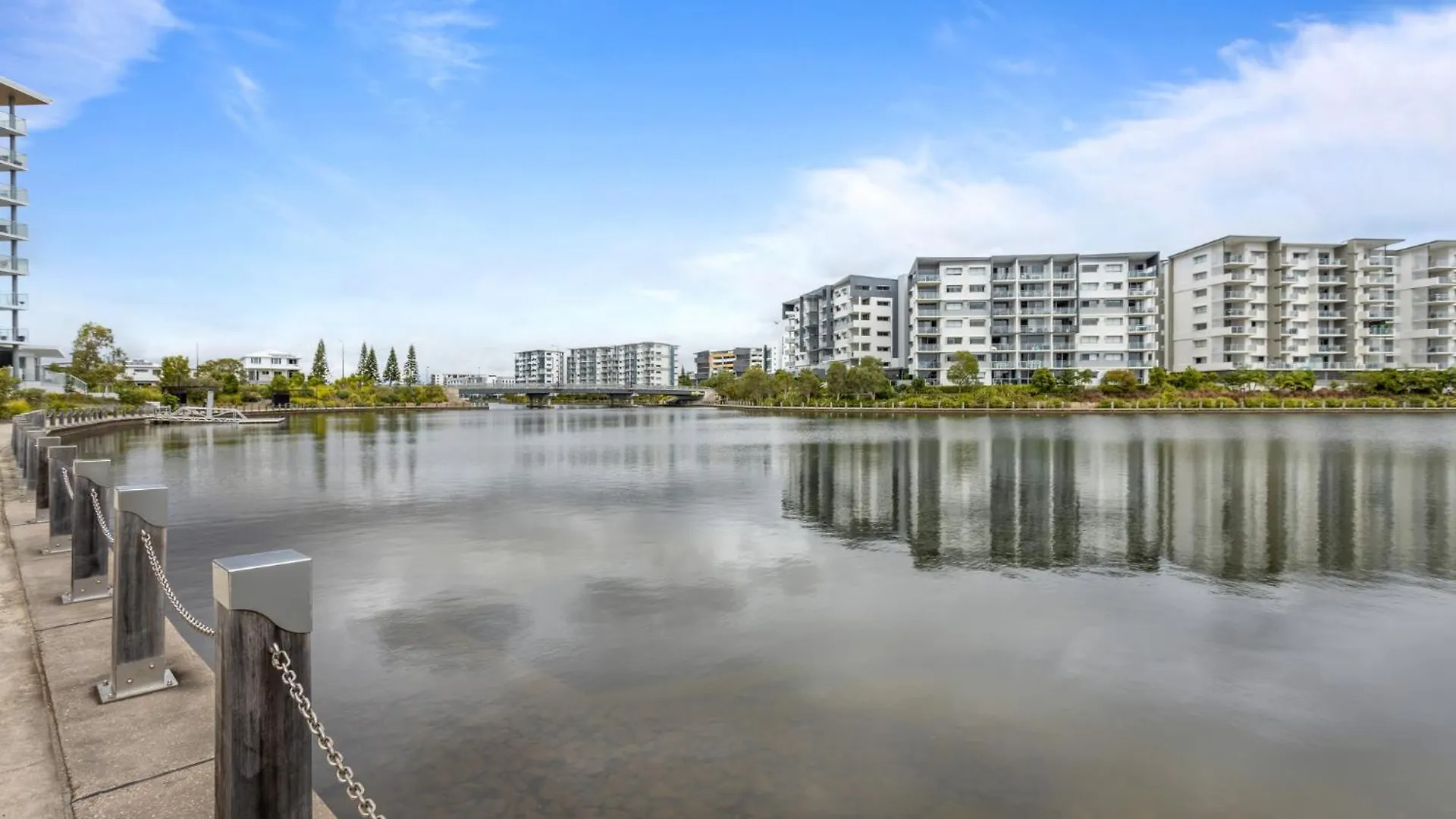 Lakeside 2-Bed With Private Patio & Secure Parking Villa Kawana Waters Australia