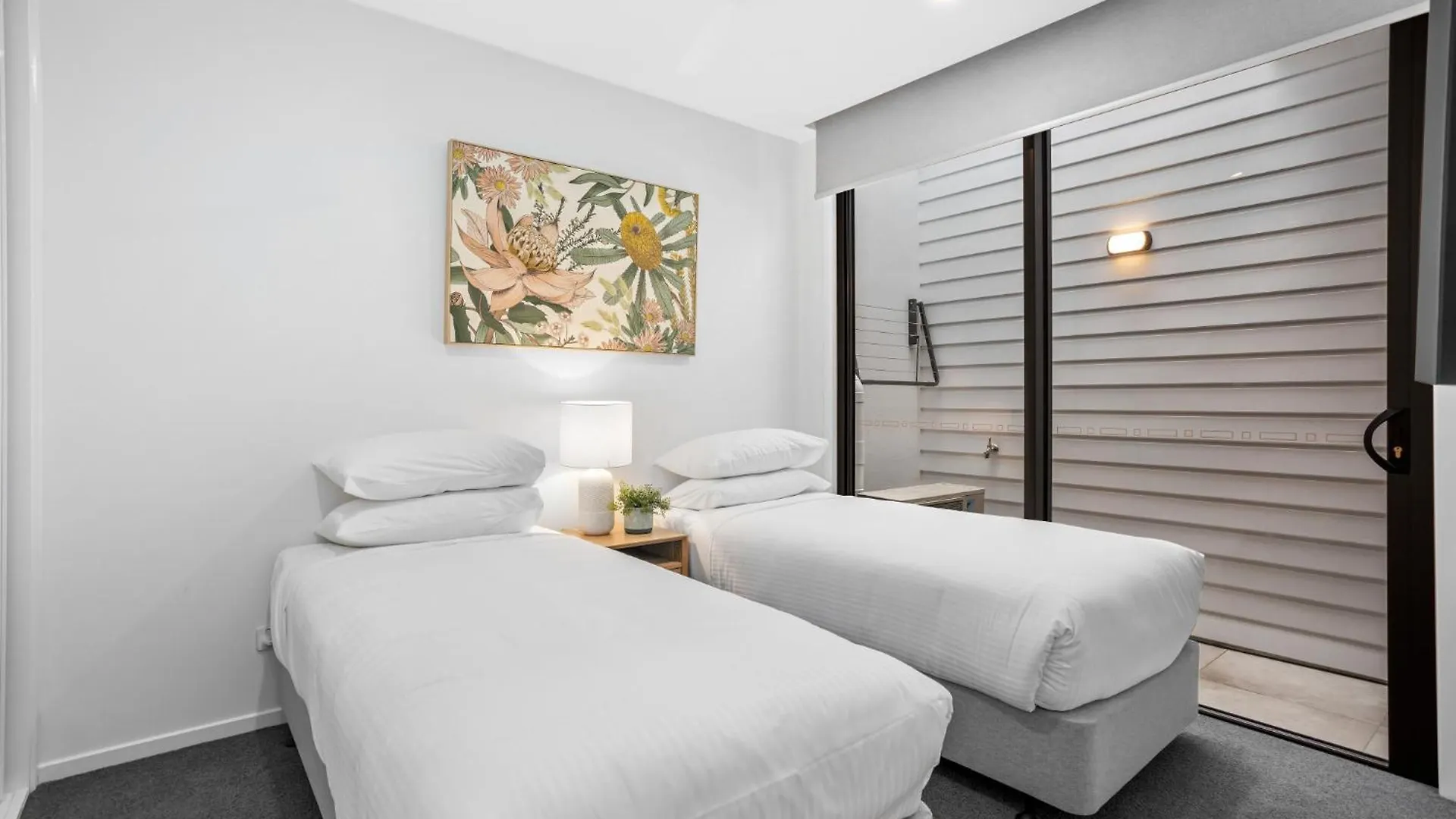 Lakeside 2-Bed With Private Patio & Secure Parking Villa Kawana Waters 0*,  Australia