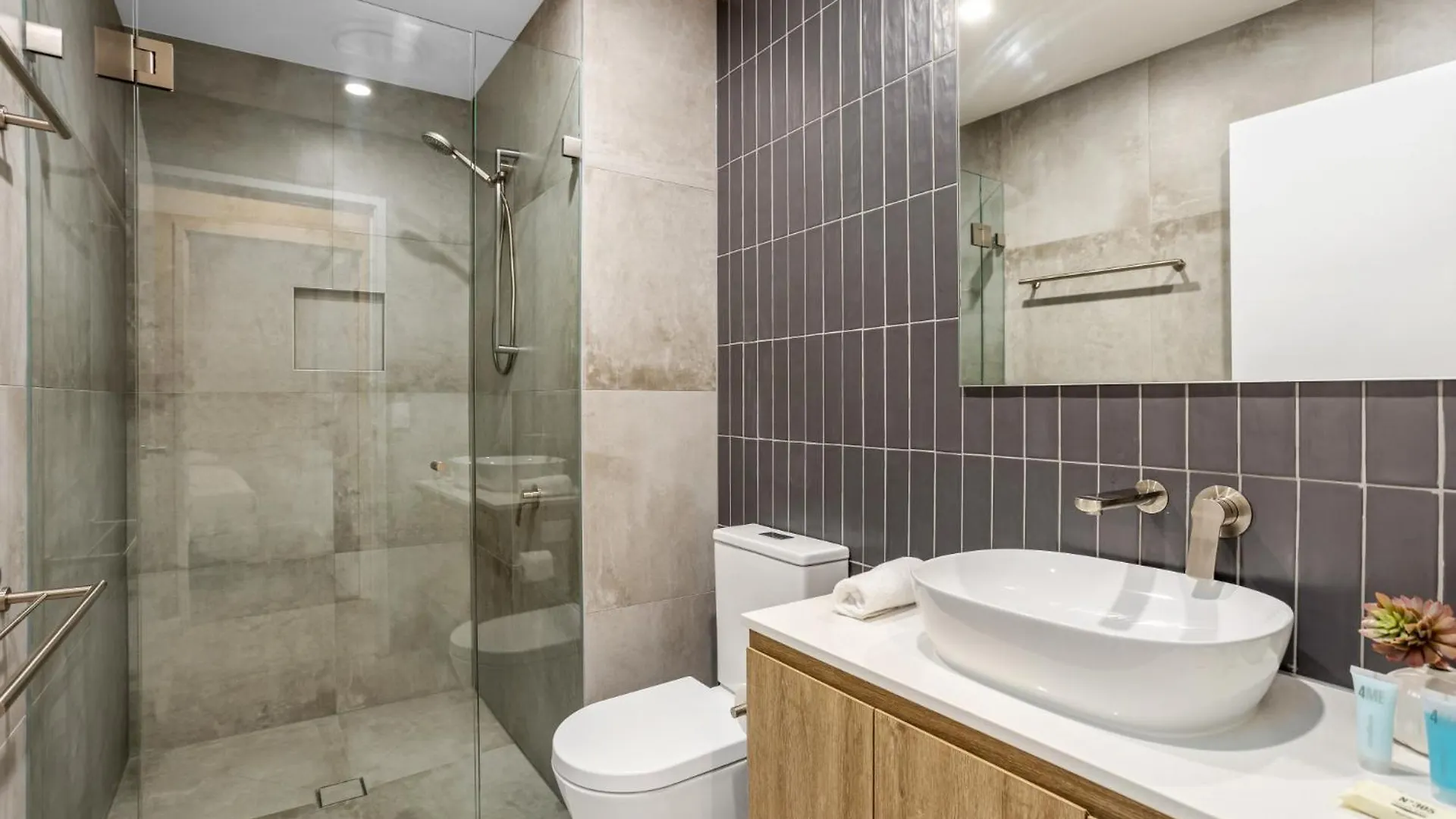 Lakeside 2-Bed With Private Patio & Secure Parking Villa Kawana Waters Australia