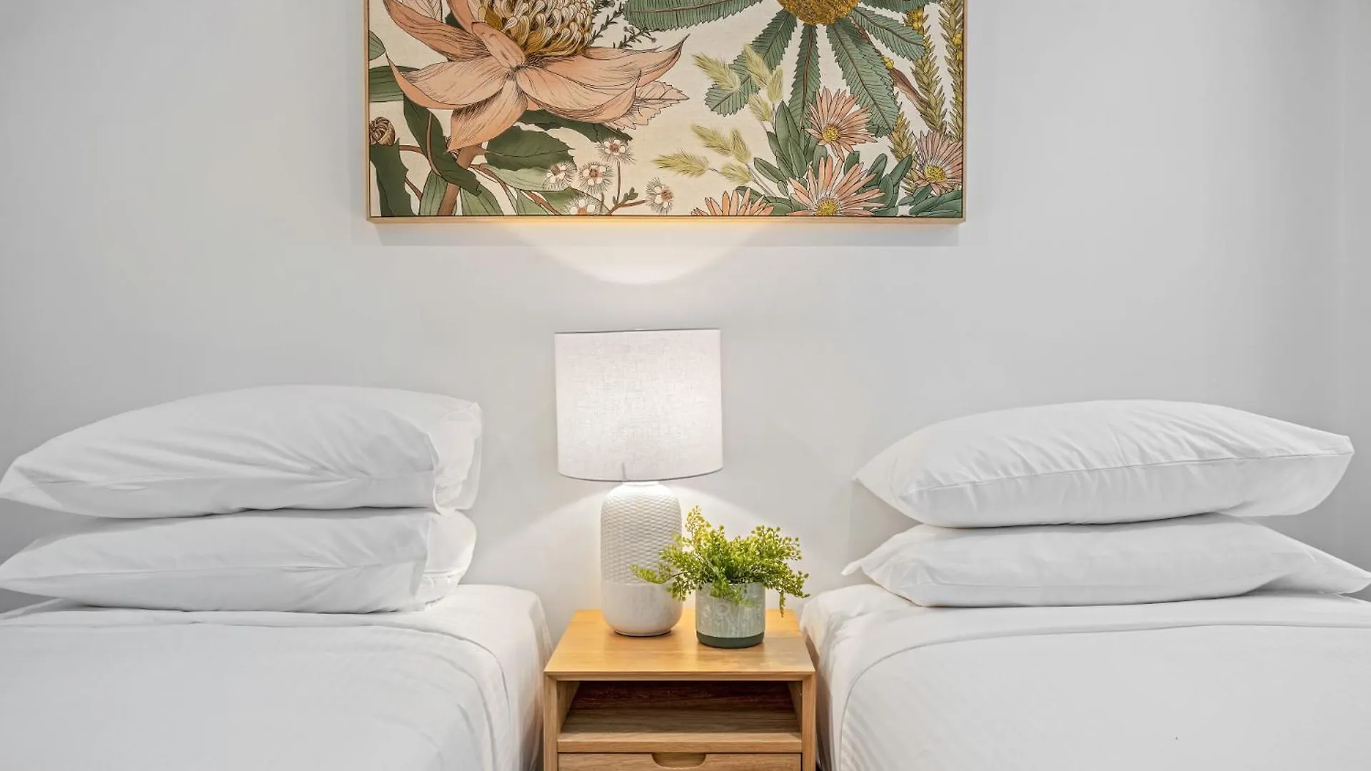 Holiday home Lakeside 2-Bed With Private Patio & Secure Parking Villa Kawana Waters